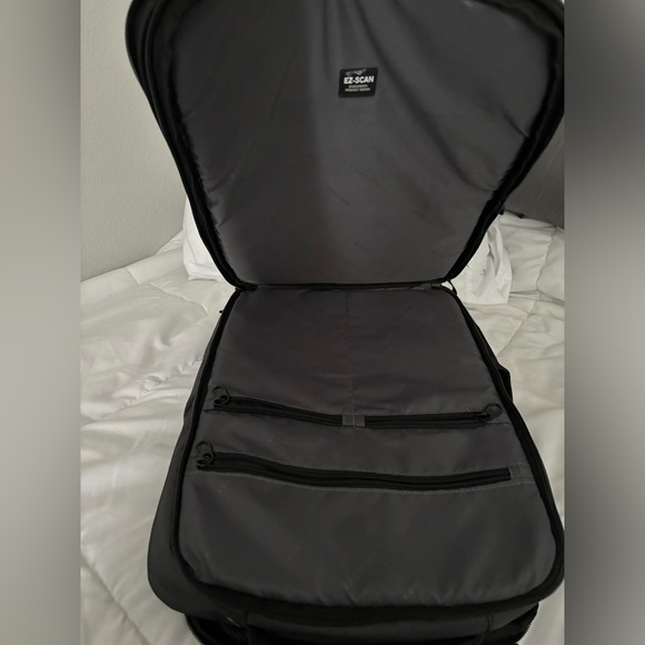 Kenneth Cole Reaction laptop backpack - Picture 2 of 7